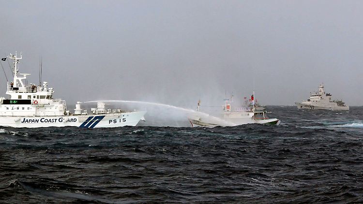 Ein Schiff der japanischen Küstenwache versucht, ein taiwanisches Fischerboot aus dem Gebiet um die Inseln zu vertreiben.