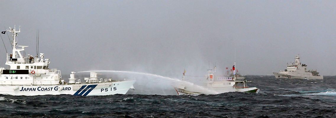 Ein Schiff der japanischen Küstenwache versucht, ein taiwanisches Fischerboot aus dem Gebiet um die Inseln zu vertreiben.