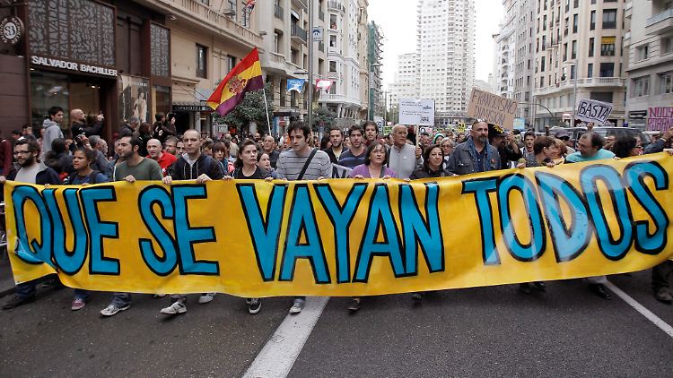 Vor dem Parlament in Madrid protestieren Spanier am Tage noch friedlich gegen weitere Kürzungen.