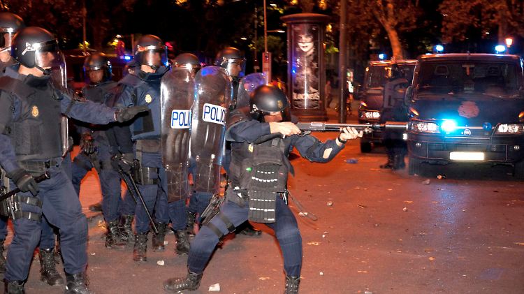 In der Nacht eskalieren die Demonstrationen in Madrid. In der Dunkelheit entlädt sich der Zorn einiger mit voller Macht.