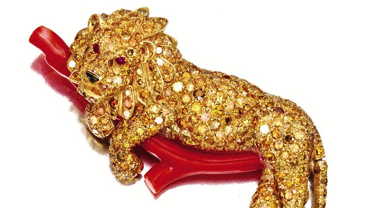 Auch diese Löwen-Brosche aus Gold und Edelsteinen kam unter den Hammer.