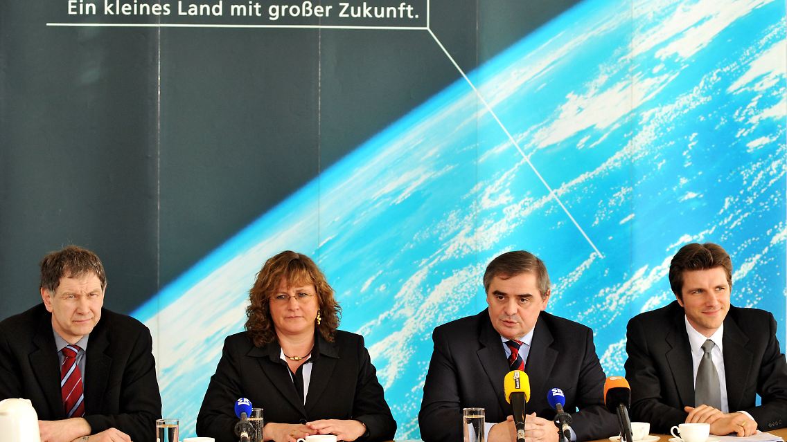 Geräuschlos glücklich: Die saarländischen Grünen-Vorsitzenden Hubert Ulrich und Claudia Willger-Lambert, Ministerpräsident Peter Müller und der FDP-Vorsitzende Christoph Hartmann (von links).