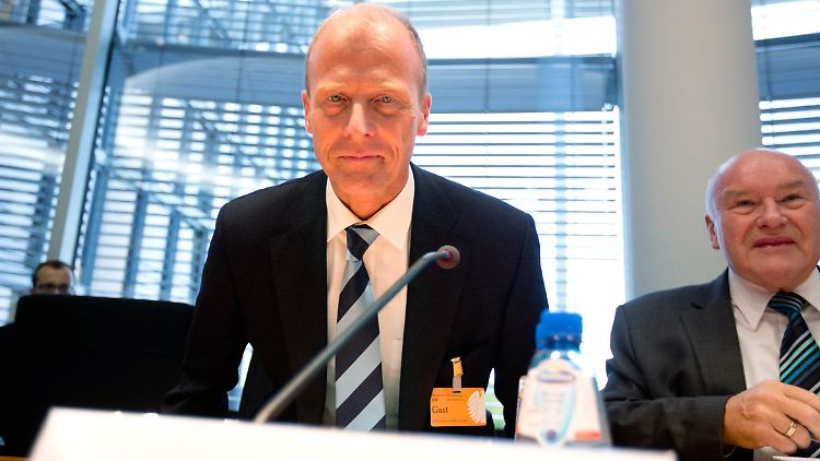 Tom Enders, Vorstandsvorsitzender von EADS, nimmt im Wirtschaftsausschuss des Bundestages seinen Platz neben dem Vorsitzenden Ernst Hinsken (CSU) ein. 