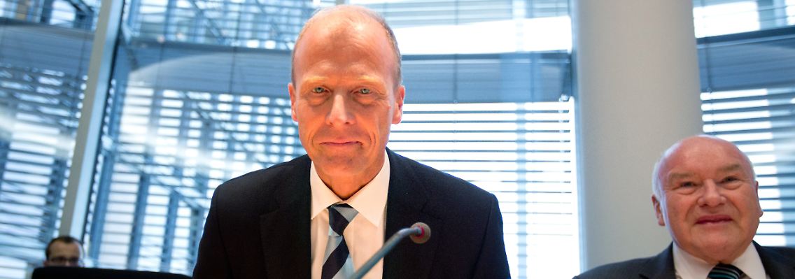 Tom Enders, Vorstandsvorsitzender von EADS, nimmt im Wirtschaftsausschuss des Bundestages seinen Platz neben dem Vorsitzenden Ernst Hinsken (CSU) ein.