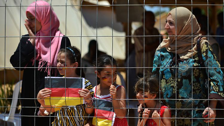 In einem Flüchtlingslager in Tunesien am Grenzübergang Ras Ajdir. Dort warten tausende Flüchtlinge aus mehreren afrikanischen Ländern auf eine Aufnahme in Drittländer.