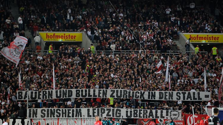 Stuttgarts Fans finden das lustig.