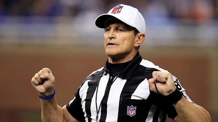 Sie dürfen wieder Zeichen geben: die Profi-Schiedsrichter der NFL.