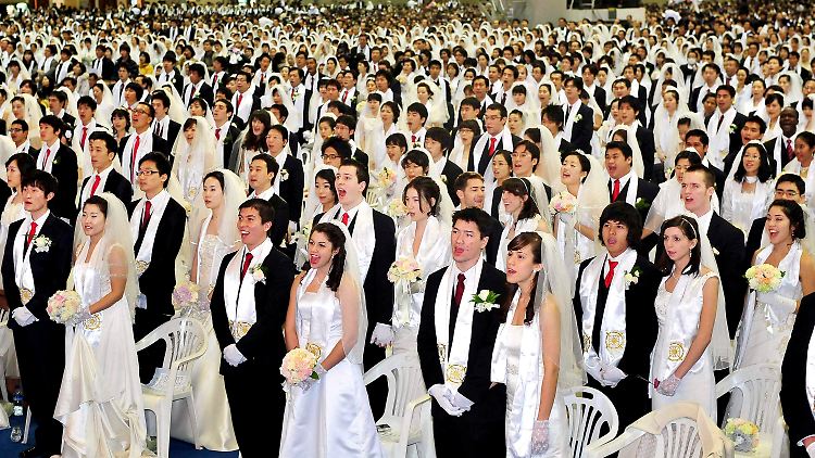 Die meisten Partner werden von der Vereinigungskirche anhand von Fotos und biografischer Daten füreinander bestimmt.