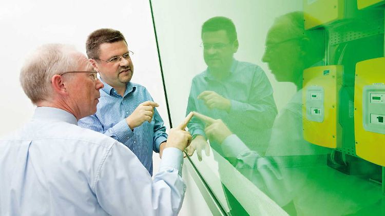 Einer der Preisträger ist Günther Cramer (l.), der hier vor der Technikzentrale der Solar-Akademie in Kassel steht.