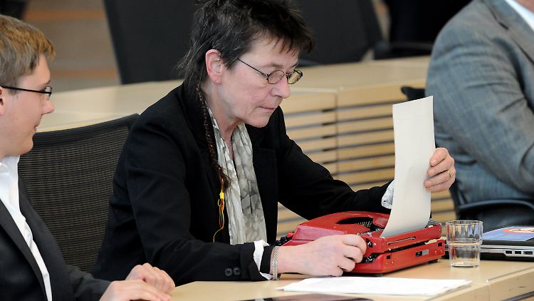 Angelika Beer weiß noch, wie es geht: Sperre lösen, Papier einlegen, Sperre einrasten lassen, eindrehen.