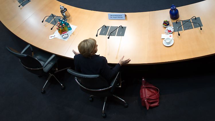 Merkel steht dem Untersuchungsausschuss Rede und Antwort - weist aber alle Vorwürfe zurück.