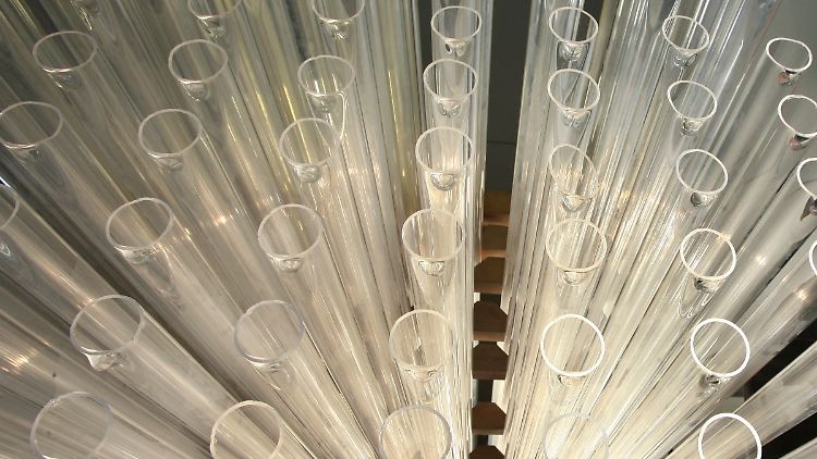 In Röhrenform wird Quarzglas bereits für den Einsatz in Industrie und Wissenschaft hergestellt.
