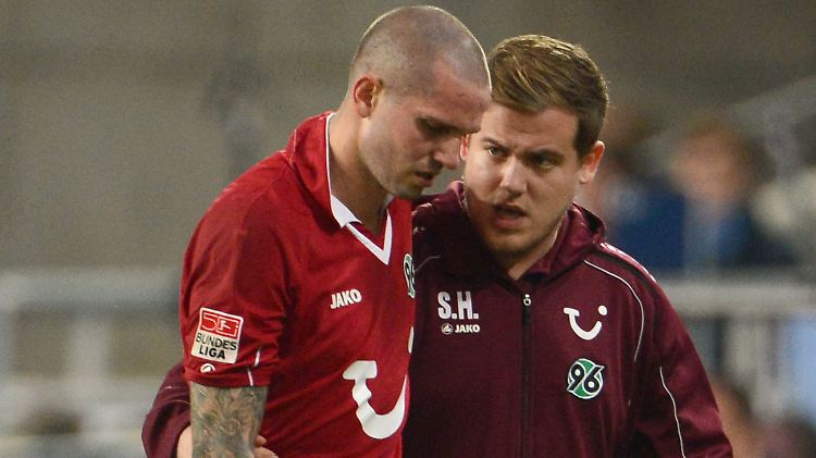 "Der Schmerz war schon schlimm": Leon Andreasen humpelt vom Platz.