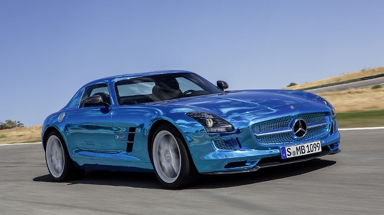 Mercedes bietet seinen Supersportwagen SLS nun auch mit Batterieantrieb an. Leistungseinbußen müssen Käufer kaum befürchten.