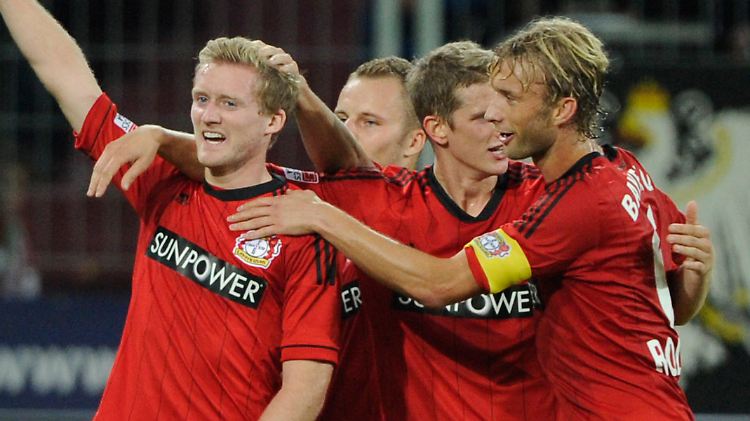 "Das war kein gutes Spiel": Leverkusens André Schürrle, Michal Kadlec, Lars Bender und Simon Rolfes jubeln trotzdem.