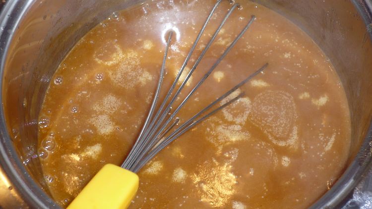 Ein ordentlicher Schluck Rotwein kann viele Soßen raffinierter machen. 