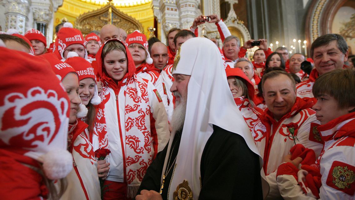 Immerhin, gesegnet sind sie ja: die russischen Olympioniken in der Kirche.