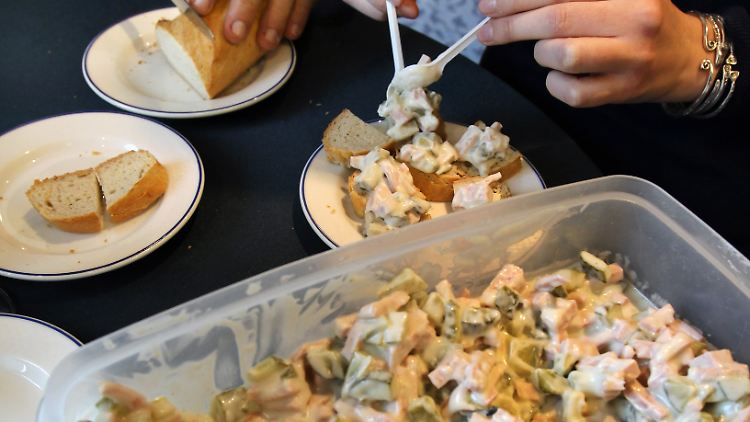 Im Fleischsalat müssen mindestens 25 Prozent Fleisch oder Brühwurst enthalten sein, als Gemüse ist nur Gurke üblich. 