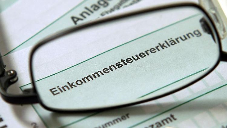 Bögen per Hand ausfüllen geht auch. Erklärungen, die per ELSTER eingehen, werden aber meist schneller bearbeitet.