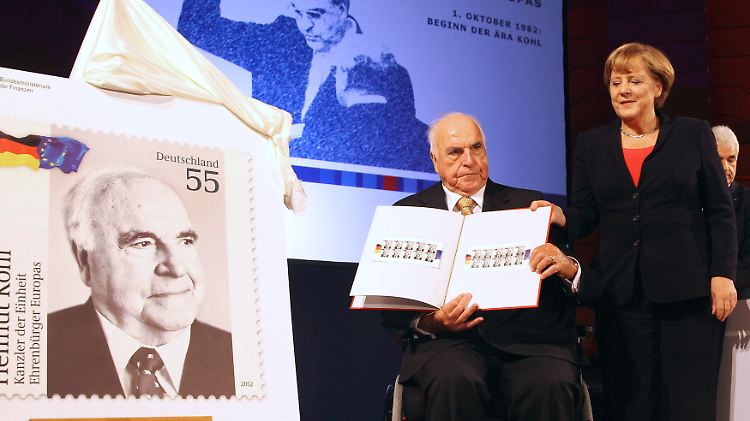 Von der neuen Briefmarke überreichte Merkel dem Altkanzler ein Album mit Erstdrucken.
