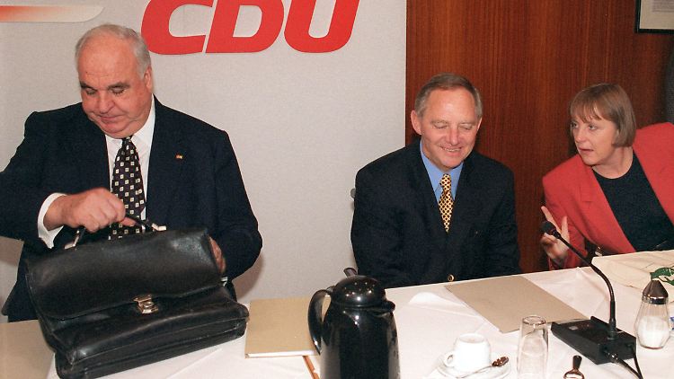 6. November 1998, noch hielt der Schein: Kohl, Schäuble und Merkel vor Beginn einer Vorstandssitzung der CDU.