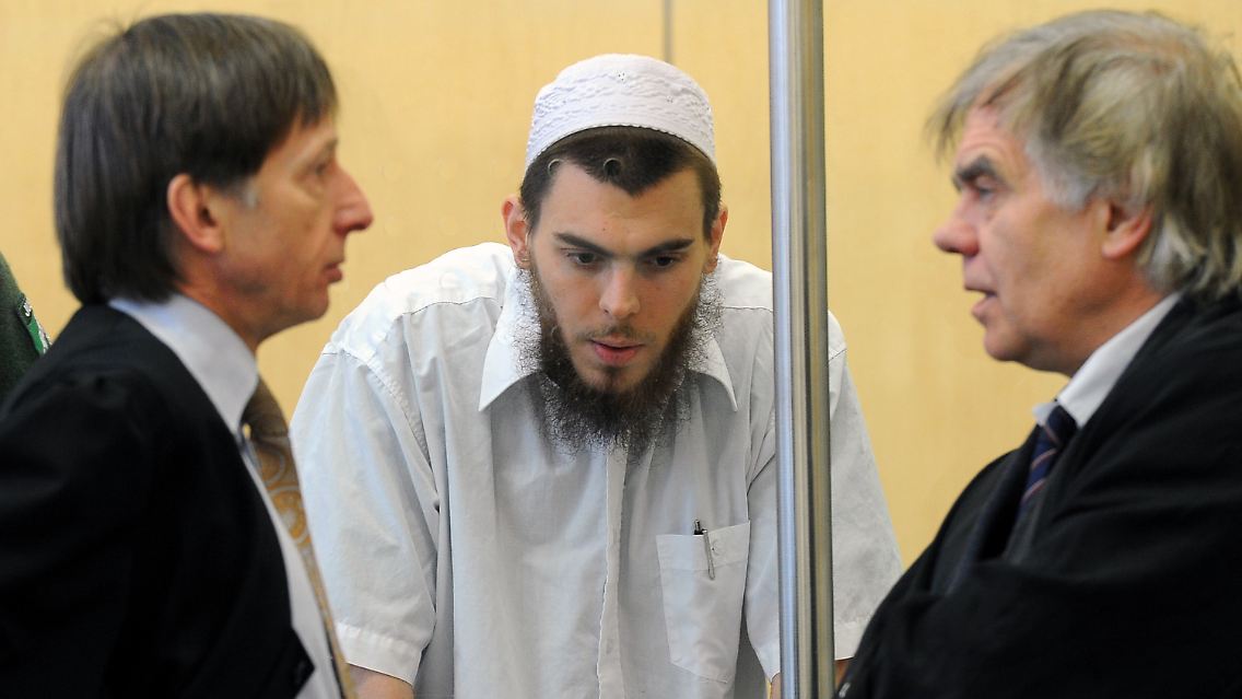 Der Angeklagte Daniel Schneider mit seinen Anwälten Bernd Rosenkranz (r) und Johannes Pausch.