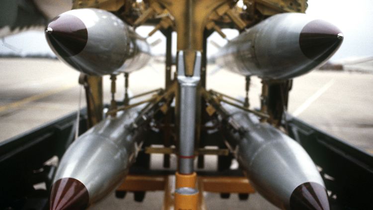 Die B61 unter einem Flugzeug. Deutsche Tornados müssten für die neue Version angepasst werden.