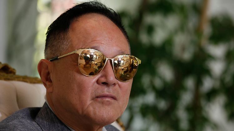 Der Hongkonger Unternehmer Cecil Chao sucht einen gutherzigen Mann für seine lesbische Tochter Gigi.