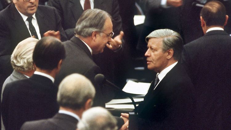 Der Machtwechsel in Bonn: Helmut Schmidt gratuliert seinem Nachfolger Helmut Kohl.