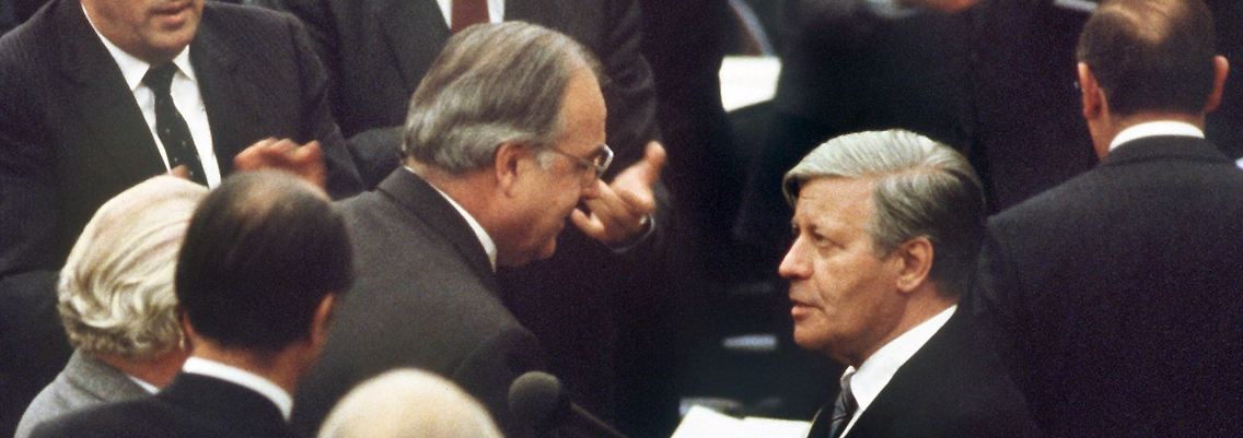 Der Machtwechsel in Bonn: Helmut Schmidt gratuliert seinem Nachfolger Helmut Kohl.
