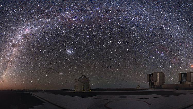 Sternenmeer über dem Very Large Telescope (VLT) der ESO auf dem Cerro Paranal in Chile während der totalen Mondfinsternis vom 21. Dezember 2010.