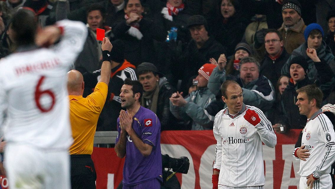 Schiedsrichter Tom Henning Övrebö trug maßgeblich zum glücklichen Bayern-Sieg bei, unter anderem durch die Rote Karte für Gobbi.
