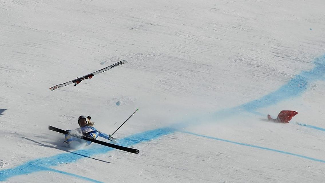 Rund 60 Meter flog Pärson durch die Luft, ehe sie auf die Piste knallte und schwer stürzte.