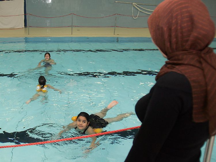 Ob und unter welchen Bedingungen muslimische Kinder am Schwimmunterricht teilnehmen müssen, beschäftigt Gerichte in Deutschland seit Jahren.