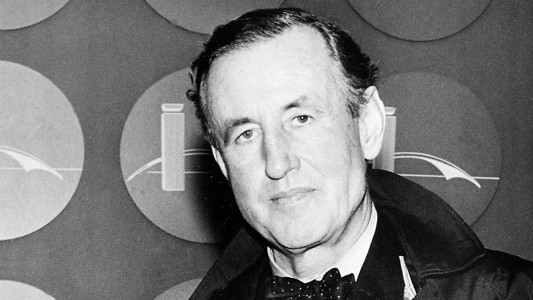 Britisch bis in die Fliegenspitze: Ian Fleming, hier im Jahr 1962, als der erste Bond-Film in den Kinos startete.