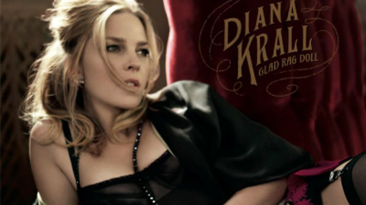 Historisch kann sexy sein: Diana Krall als GoldenTwentiesLookalike mit einem Hauch 70er-Jahre. 