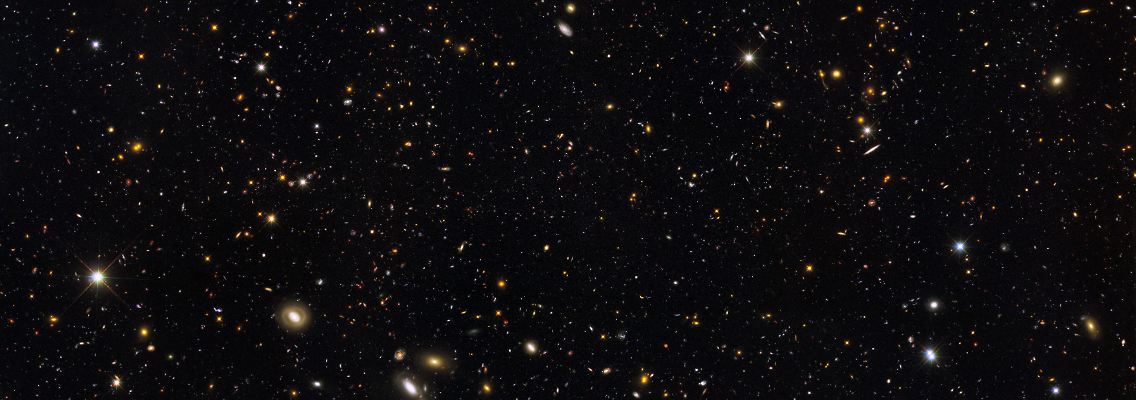 Eine Panorama-Aufnahme des Weltraumteleskops "Hubble" vereint zwölf Milliarden Jahre kosmische Geschichte.