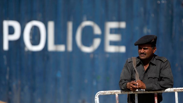 Ein Polizist bei einem Checkpoint in Karachi.