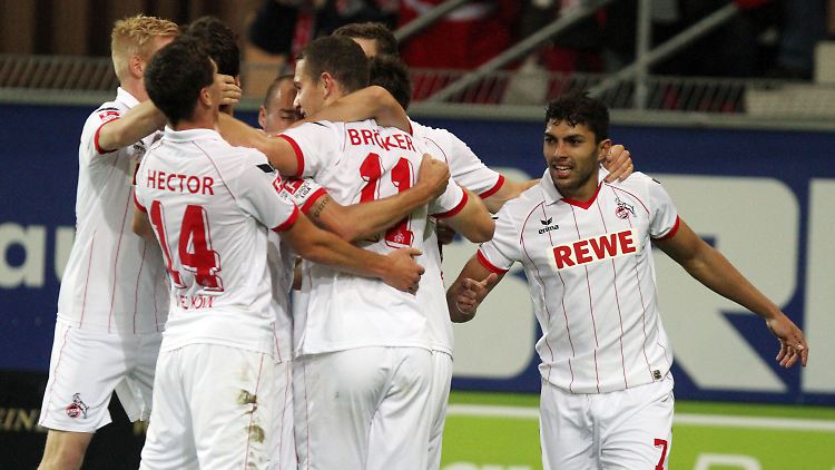 Die Kölner jubeln geschlossen über den 2:1-Treffer von Adil Chihi (r).