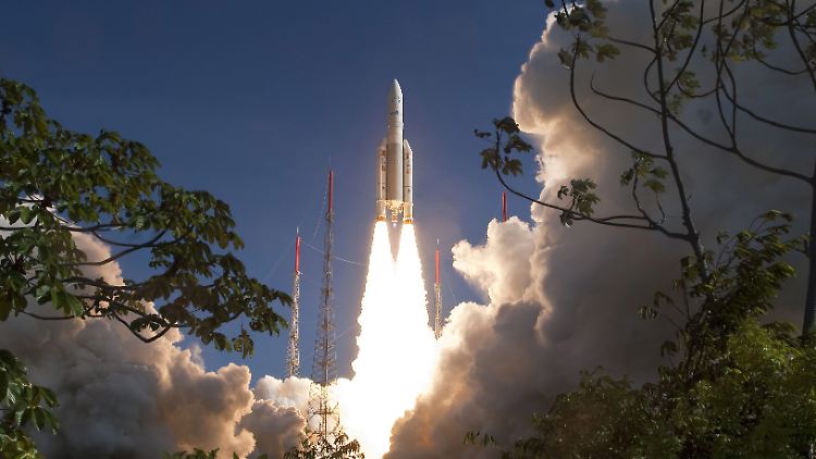 Raketenstart in Kourou: In der Nacht hob zum fünften Mal in diesem Jahr eine Ariane 5 ab.
