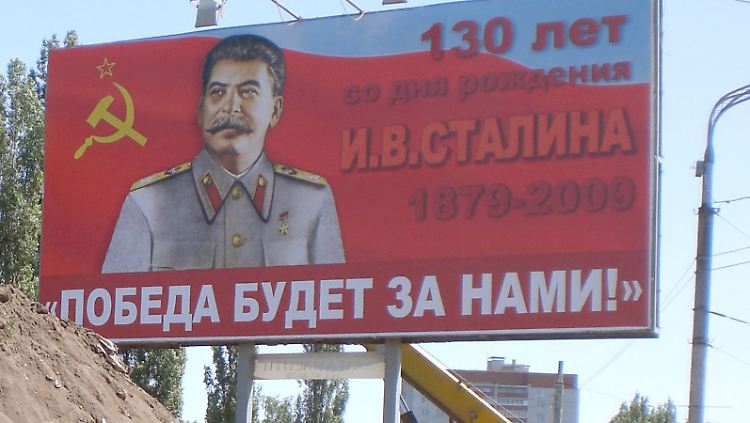 Ein Werbeplakat in Woronesch mit Stalin: "Der Sieg wird mit uns sein".