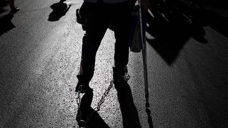 Demonstrant in Ketten: Obwohl die Sparmaßnahmen der griechischen Regierung die Bevölkerung bereits an ihre Grenzen bringen, reichen sie nicht aus.