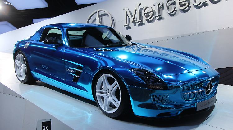 Außergewöhnliche Farbe: Der elektrische Mercedes SLS AMG Coupé Electric Drive schimmert metallisch-blau.