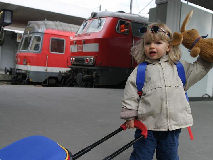Ist die Reise mit Bus oder Bahn richtig vorbereitet, dauert es für die Kleinen auch nicht zu lange und alle haben eine entspannten Urlaub.