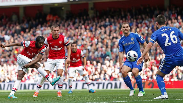 Das war der Ausgleich: Arsenals Gervinho trifft kurz vor der Pause, Lukas Podolski schaut zu.