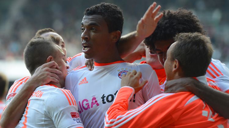 Der Bann ist gebrochen: Bayerns Luiz Gustavo hat soeben das erste Münchner Tor in Bremen erzielt.