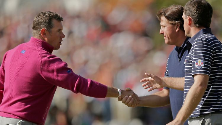 Glückwunsch: Der Engländer Lee Westwood gratuliert den Amerikanern Keegan Bradley und Phil Mickelson.