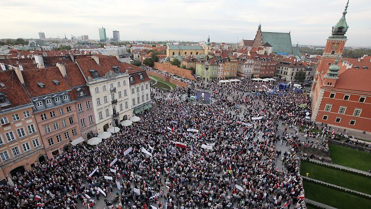 Zehntausende auf den Straßen Warschaus sind mit ihrer Regierung unzufrieden.
