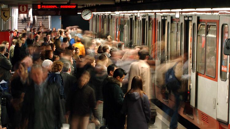 Vorfall in Köln: Ein unbekannter Mann schubst eine junge Frau gegen eine einfahrende U-Bahn.