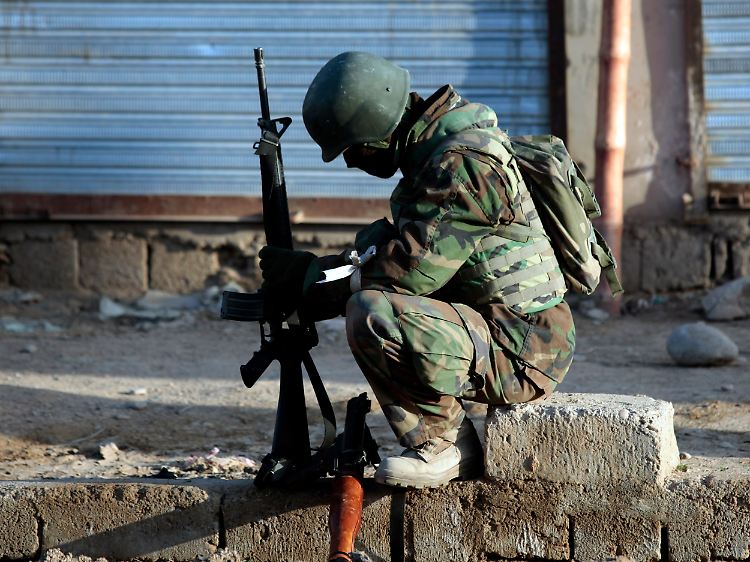 Ein afghanischer Soldat macht bei der Großoffensive "Muschtarak" eine Pause.